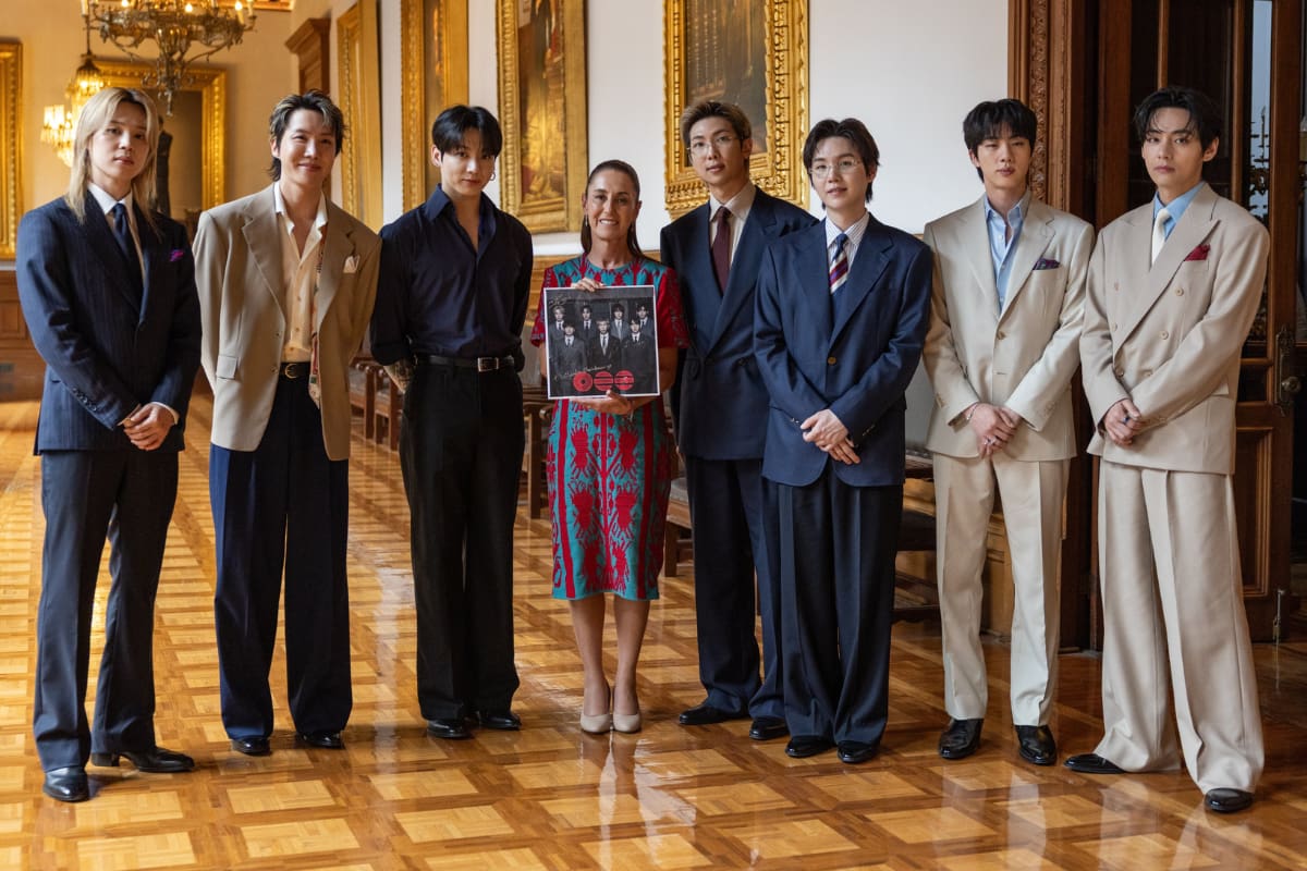 BTS aparece en Palacio Nacional y desata euforia en el Zócalo de CDMX; así saludaron a las ARMYS (VIDEO)