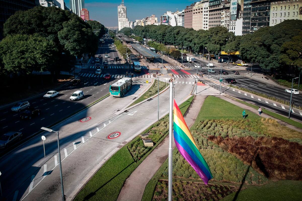 Fotografía de la bandera LGBTI mientras ondea hoy, en el marco del Día de Lucha Contra la Discriminación por Orientación Sexual o Identidad de Género, en Buenos Aires (Argentina). Durante el día se realizaran diversas actividades, además de la izada de la bandera del orgullo LGBTI en el icónico obelisco del centro de la ciudad. EFE/ Juan Ignacio Roncoroni