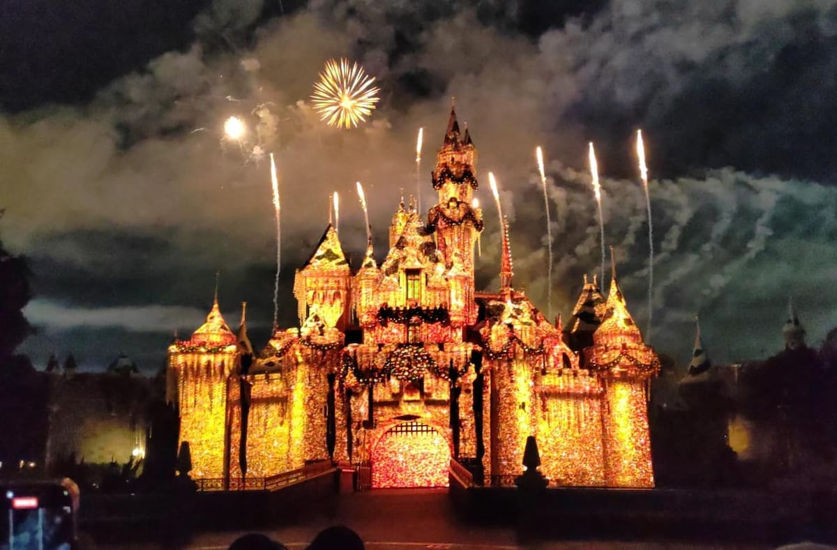 Los colores rojo y verde cubrieron el cielo del parque temático con el show de fuegos artificiales que deslumbraron a los presentes.
