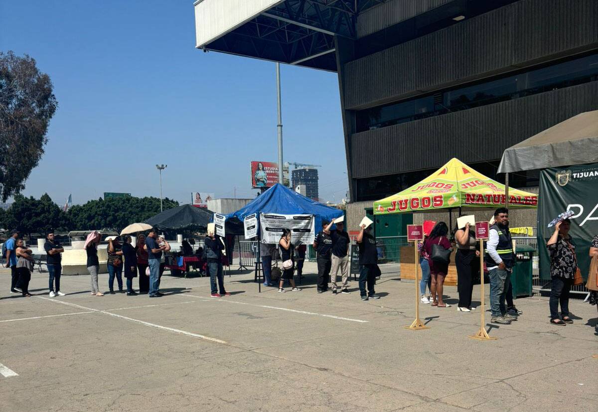 A las afueras del Palacio Municipal se registraron largas filas de ciudadanos en espera de ingreso al recinto.