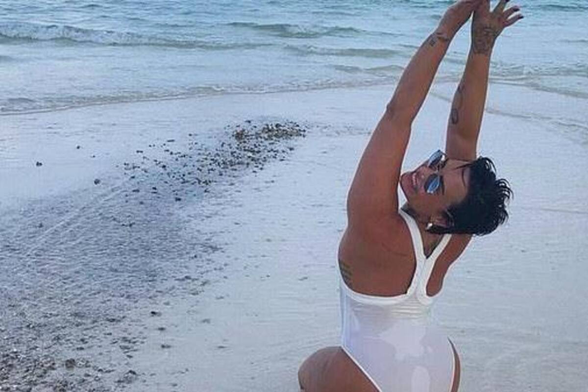 Demi Lovato celebra sus 29 años en las Maldivas portando un traje de baño blanco traslucido