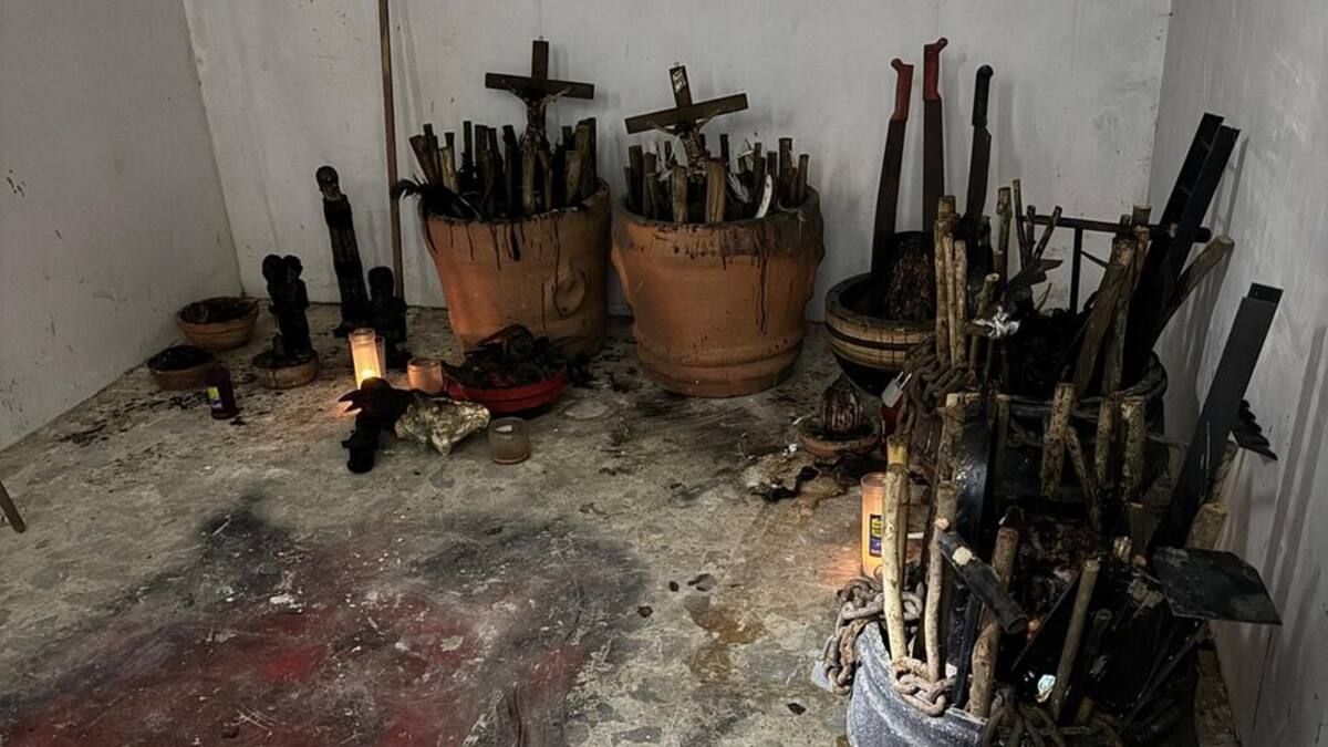 Se encontraron artefactos como machetes y cruces en un cuarto del área de lavado. Foto: Especial