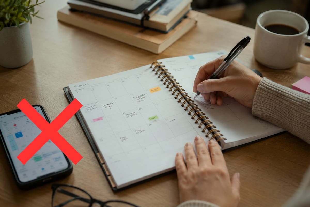 Las personas que usan agendas o calendarios físicos no es que tengan hábitos anticuados, sino que desarrollan menos ansiedad, mayor claridad mental y mejor control de sus pendientes diarios, según la psicología