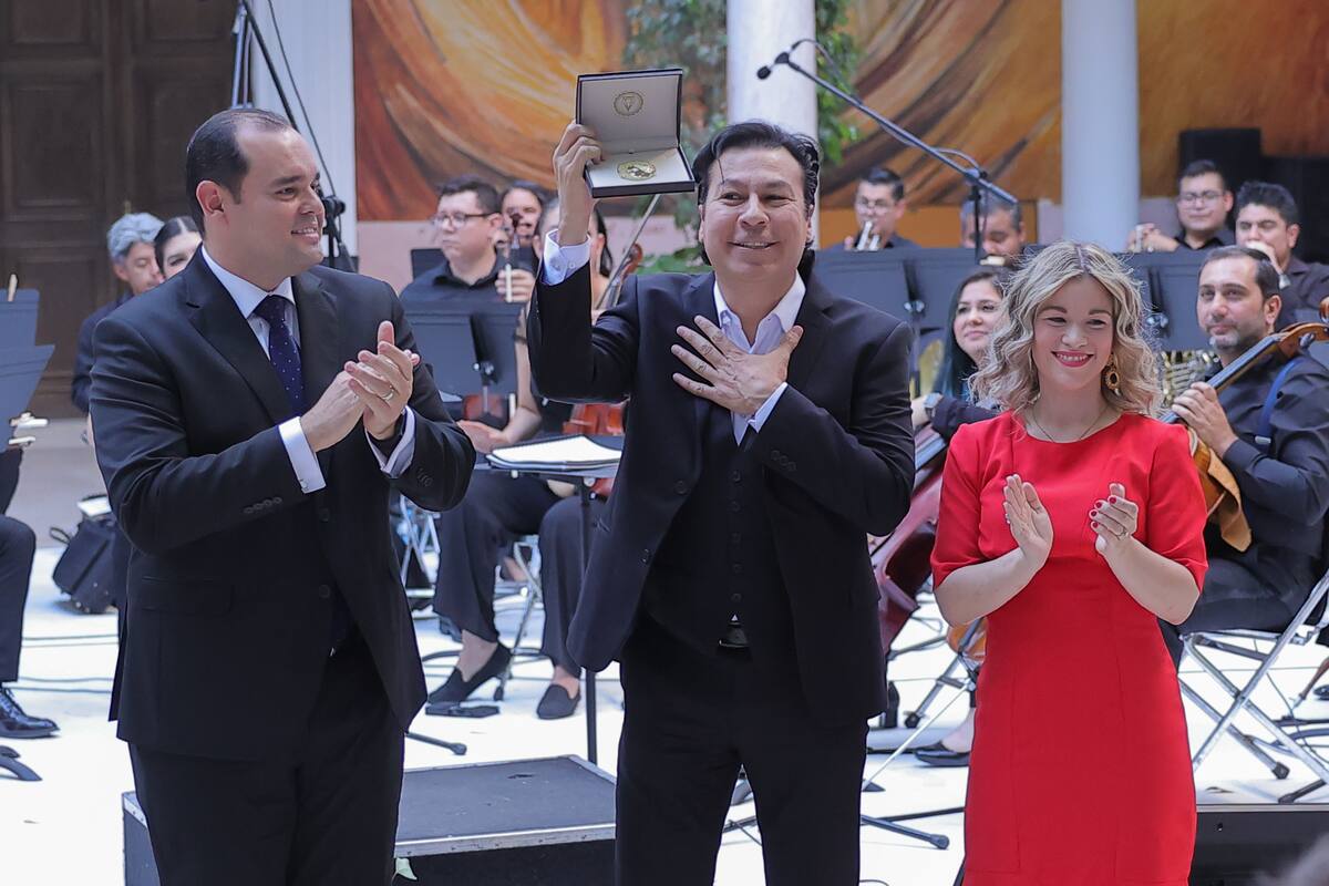 Recibe Jesús León la medalla Emiliana de Zubeldía en las Fiestas del Pitic 2024