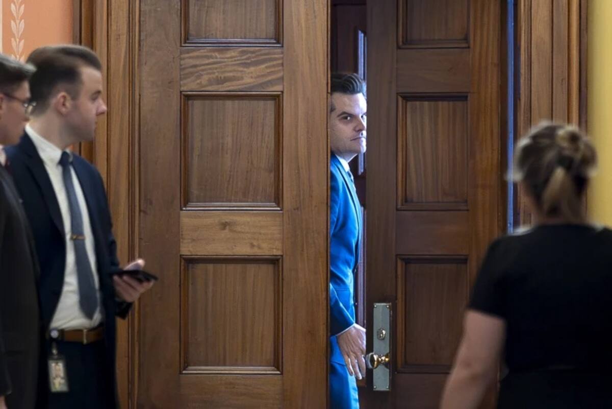 El nominado por el presidente electo Donald Trump para ser fiscal general, el exrepresentante Matt Gaetz, republicano de Florida, cierra la puerta de una reunión privada con el vicepresidente electo JD Vance y miembros del Comité Judicial del Senado Republicano, en el Capitolio de Washington, el miércoles 20 de noviembre de 2024. | Crédito: AP/J. Scott Applewhite