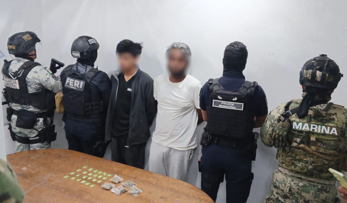 Autoridades federales y estatales aseguraron 27 mil litros de hidrocarburo en Tecate y detuvieron a dos hombres con presunta droga durante operativos realizados en Baja California. Foto: Cortesía.