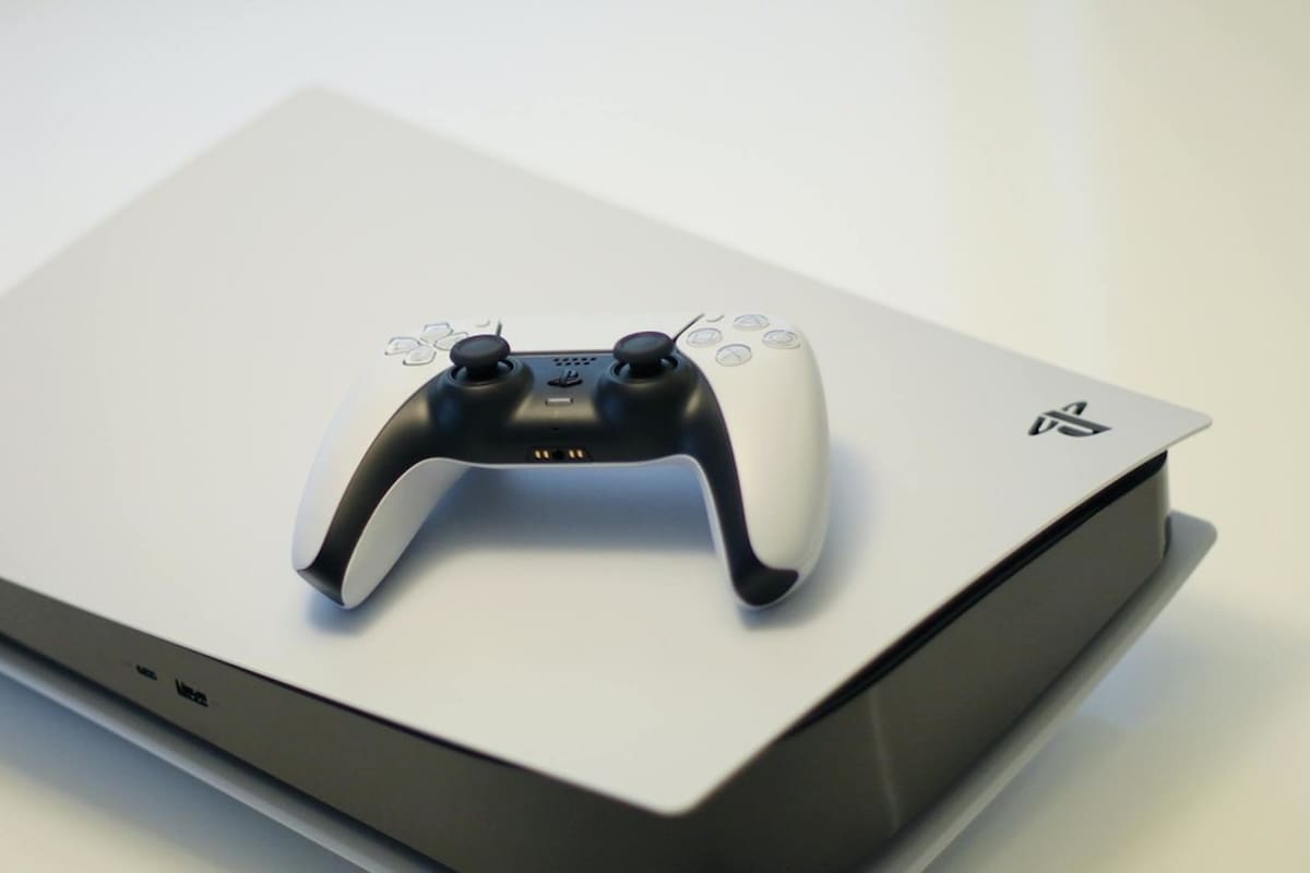 Un 'youtuber' gasta 70 mil dólares en construir la Play Station 5 más grande del mundo