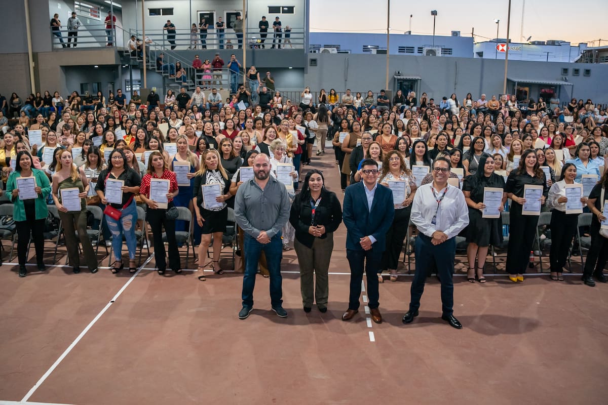 Grupo Educativo 16 de Septiembre entrega más de 400 certificados de bachillerato a personas adultas