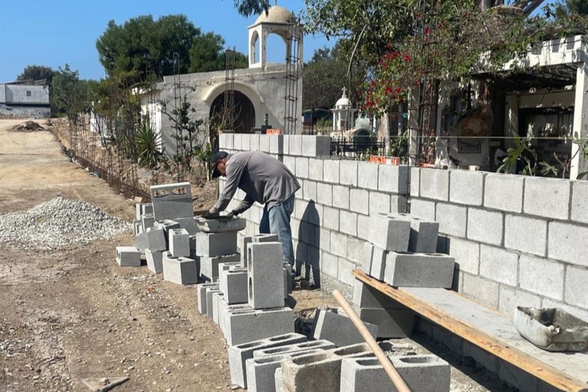 Trabajan a marchas forzadas en la rehabilitación del panteón municipal de Rosarito