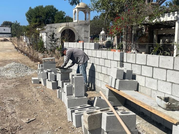 Dan mantenimiento  a Panteón Municipal de Rosarito