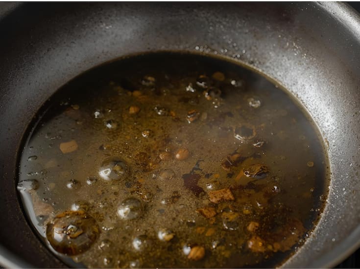 ¿Aceite quemado en tu sartén? La solución está en tu despensa: vinagre blanco