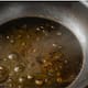 ¿Aceite quemado en tu sartén? La solución está en tu despensa: vinagre blanco