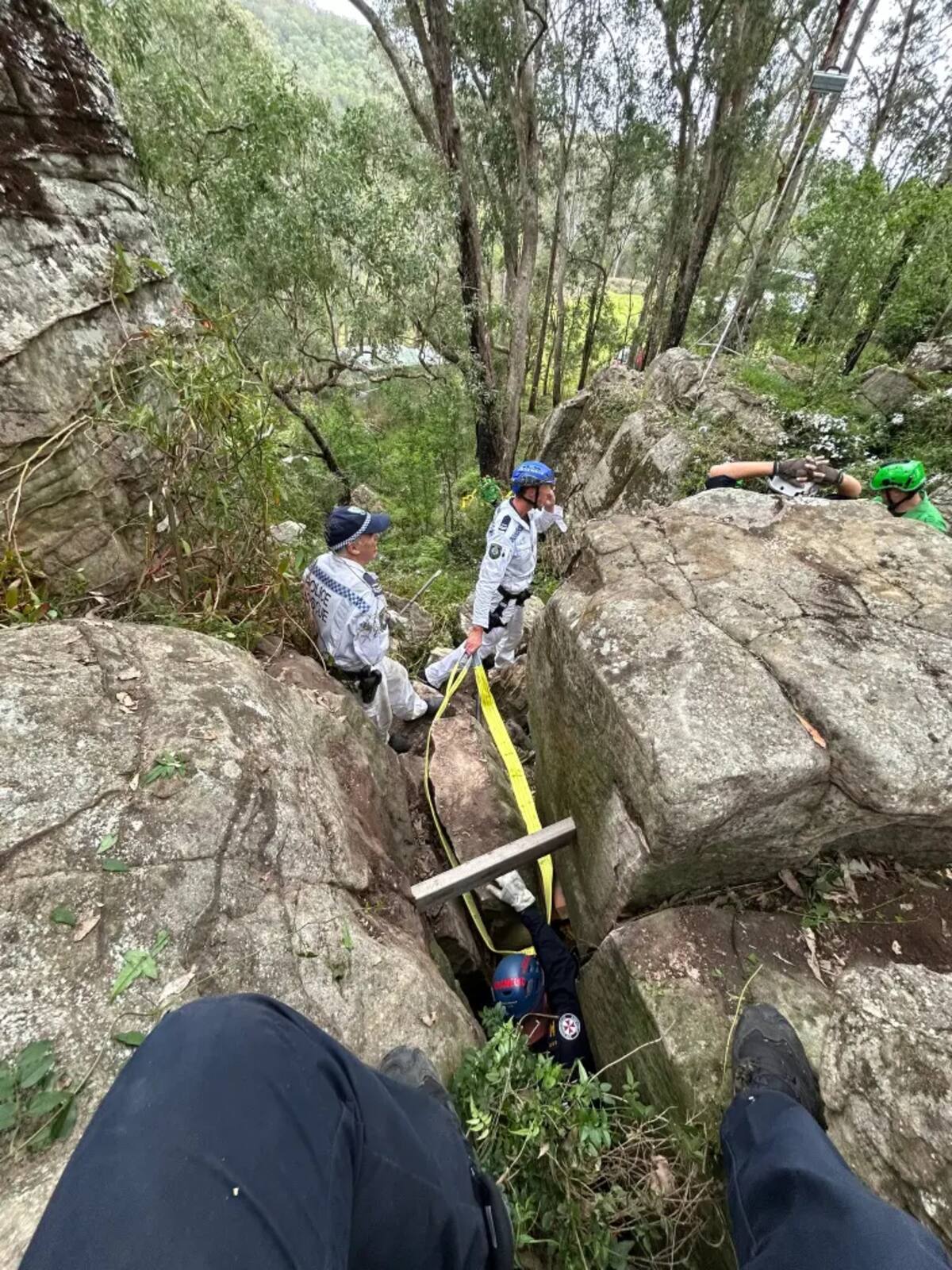 Resacate de mujer atrapada entre rocas  en Australia. FOTO: NSW Ambulance
