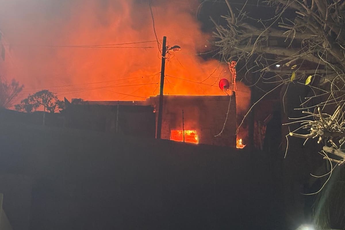Se incendia vivienda en estado de abandono en pleno centro de Nogales