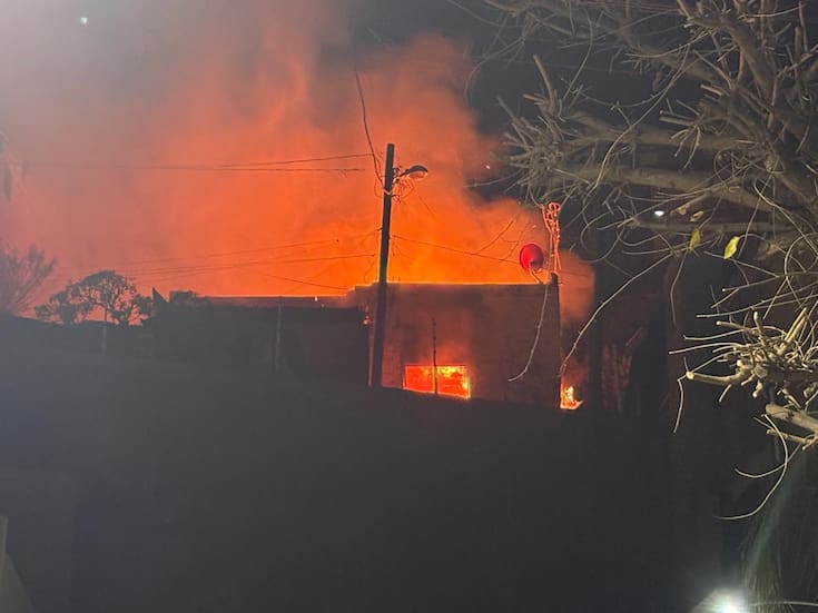 Se incendia vivienda en estado de abandono en pleno centro de Nogales