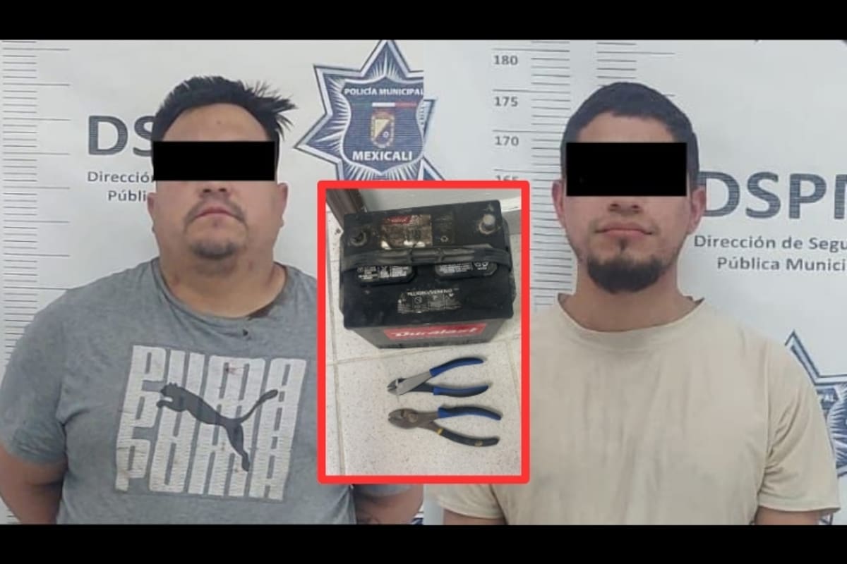 Caen dos roba pilas en persecución policial; chocaron una patrulla municipal