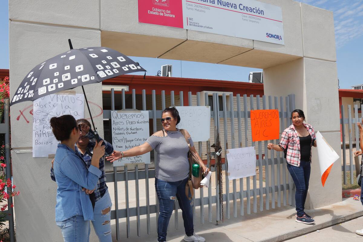 Toman escuela en Los Pinos
