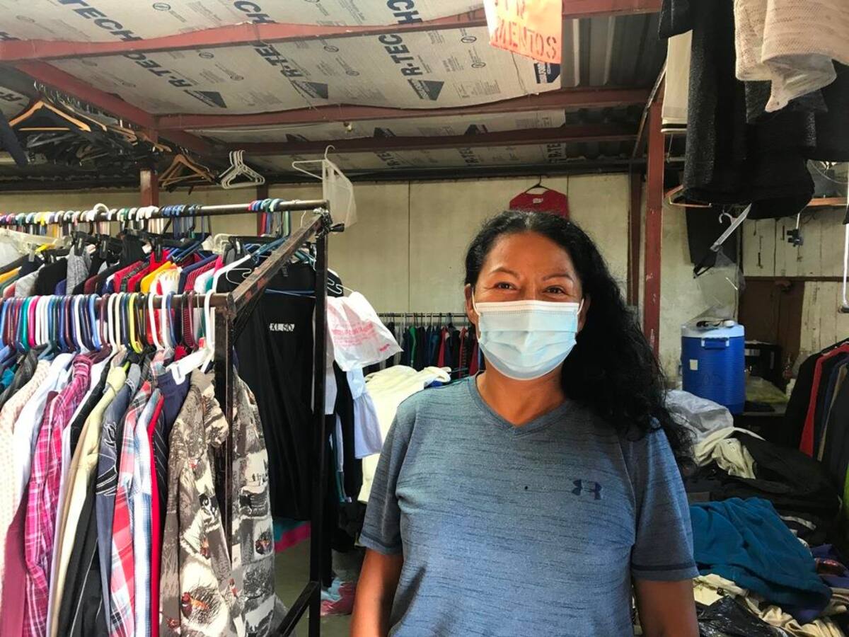 Los locatarios como Monserrat Martínez utilizan cubrebocas y otras medidas preventivas para cuidarse y cuidar a sus clientes.