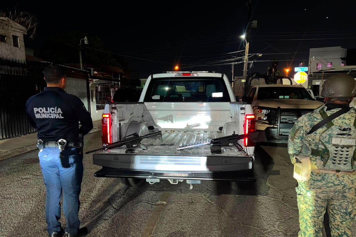 Reportan movimiento sospechoso y hallan dos armas largas en inmueble asegurado