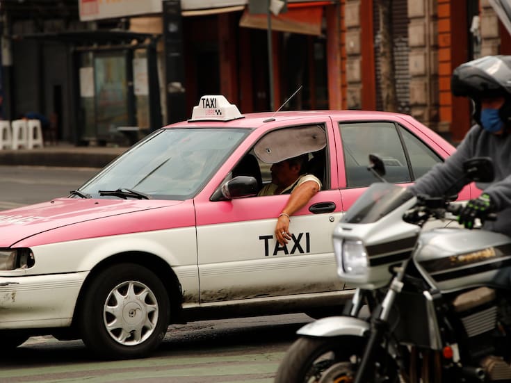 Número de taxis en la CDMX cae de 150 mil a 60 mil unidades y autoridades lanzan programa de renovación, regulación y apoyos económicos para competir con plataformas