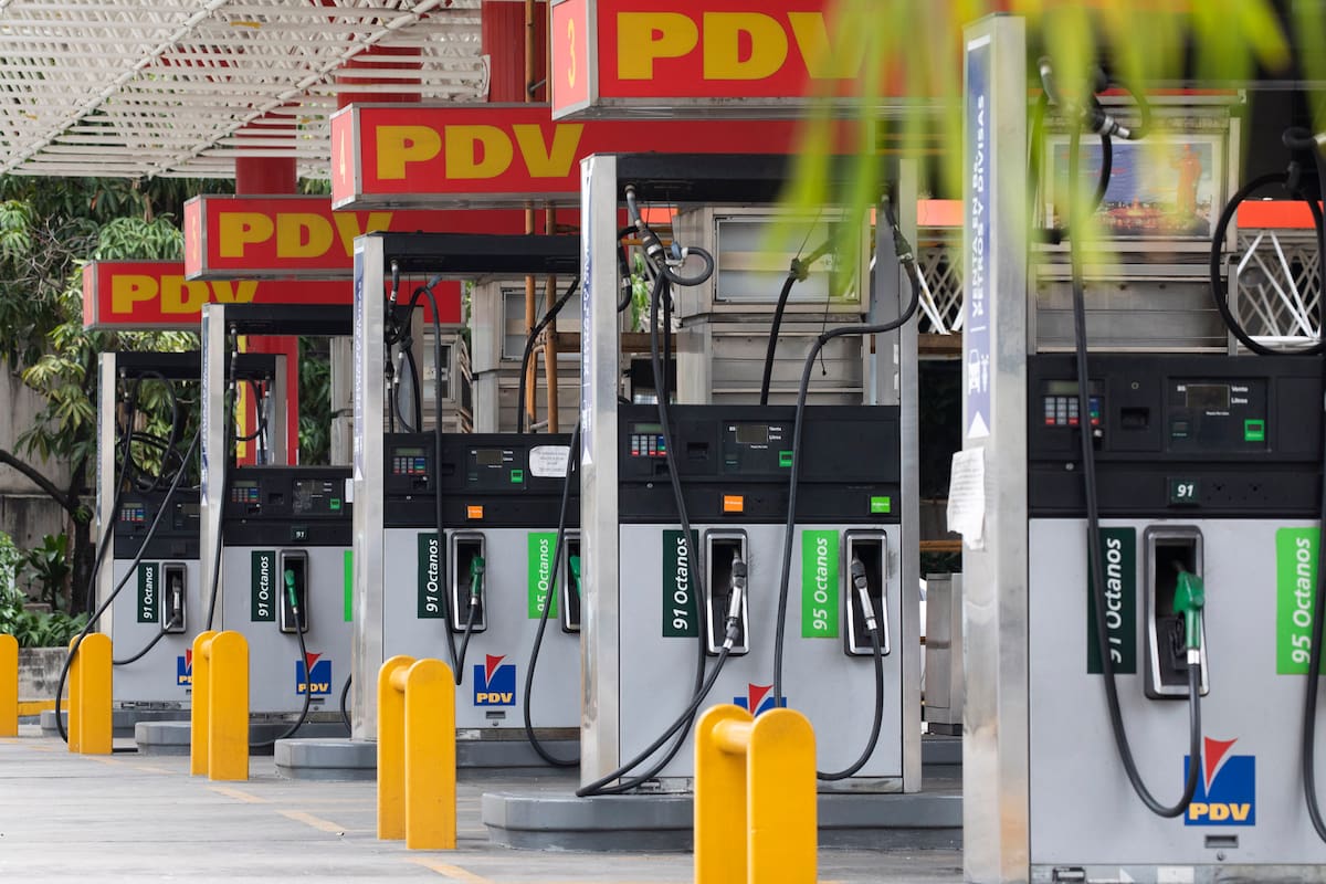 Mientras Venezuela busca aumentar las inversiones petróleras, actualmente el País cuenta con tres tipos de gasolina para surtir los vehículos, una de ellas subsidiada, pero los venezolanos deben someterse a largas filas, además de registrarse en una aplicación para obtener el beneficio