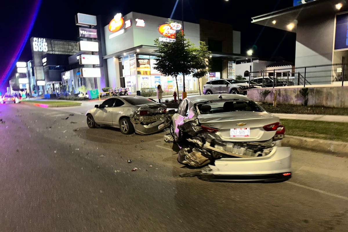 Joven choca auto contra vehículos estacionados