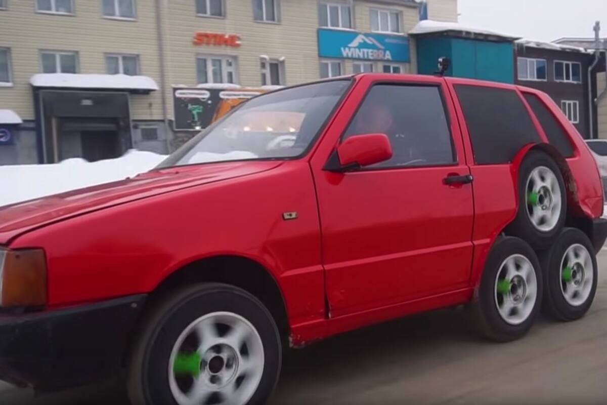 Mecánicos sorprenden al convertir un viejo coche en un raro 'monstruo' de 8 ruedas