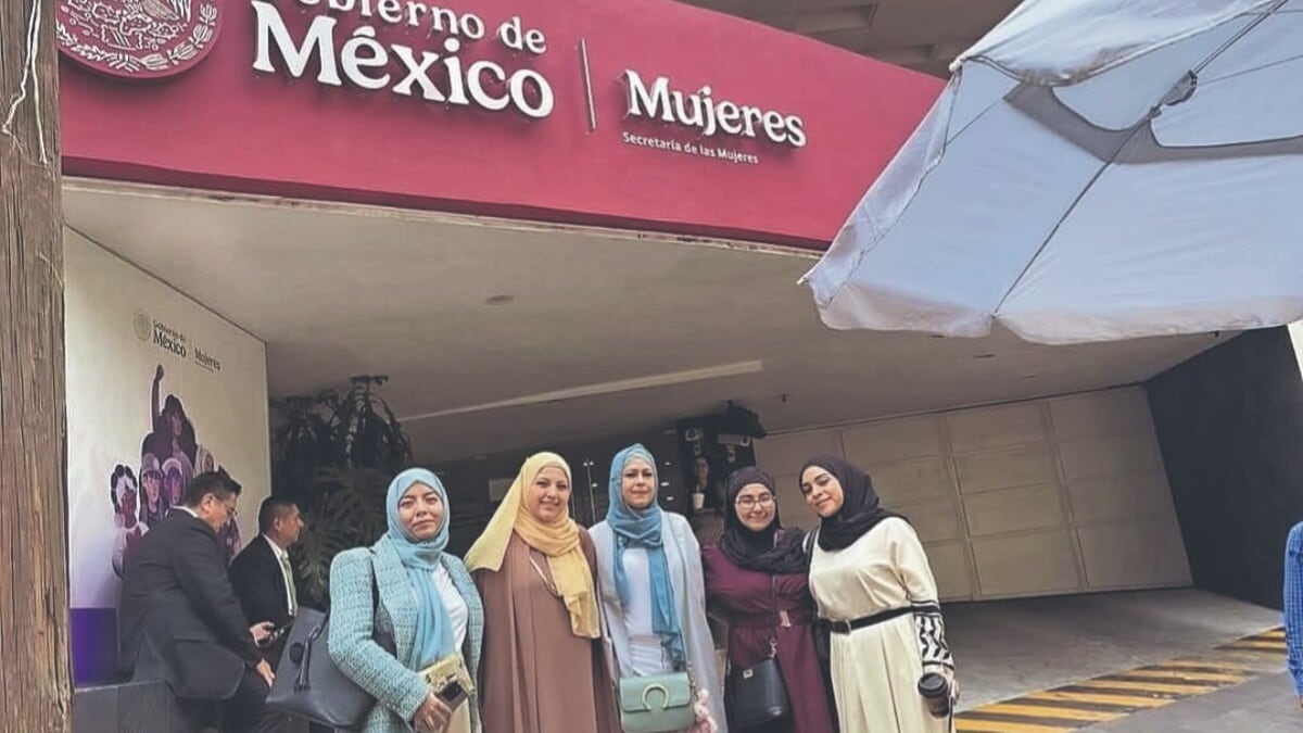Mujeres musulmanas en México lograron obtener pasaportes con hiyab tras enfrentar obstáculos administrativos y recurrir a la vía legal para defender su libertad religiosa. (El Universal)