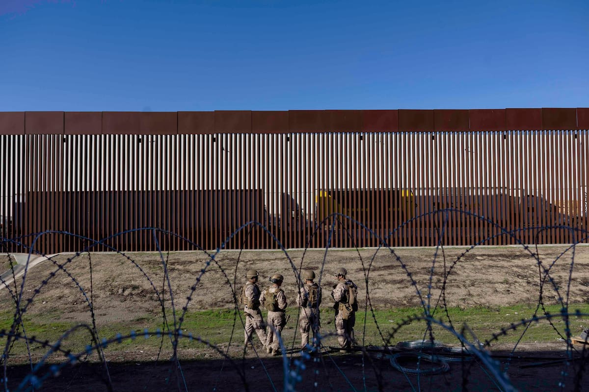 El gobierno de EE.UU. advirtió que migrantes que reingresen ilegalmente tras ser deportados enfrentarán sanciones de hasta 20 años de prisión