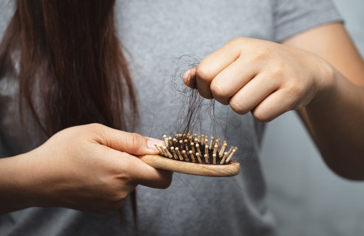 Expertos alertan que la caída del cabello puede revelar hasta 10 problemas de salud distintos | Foto: Especial (canva)