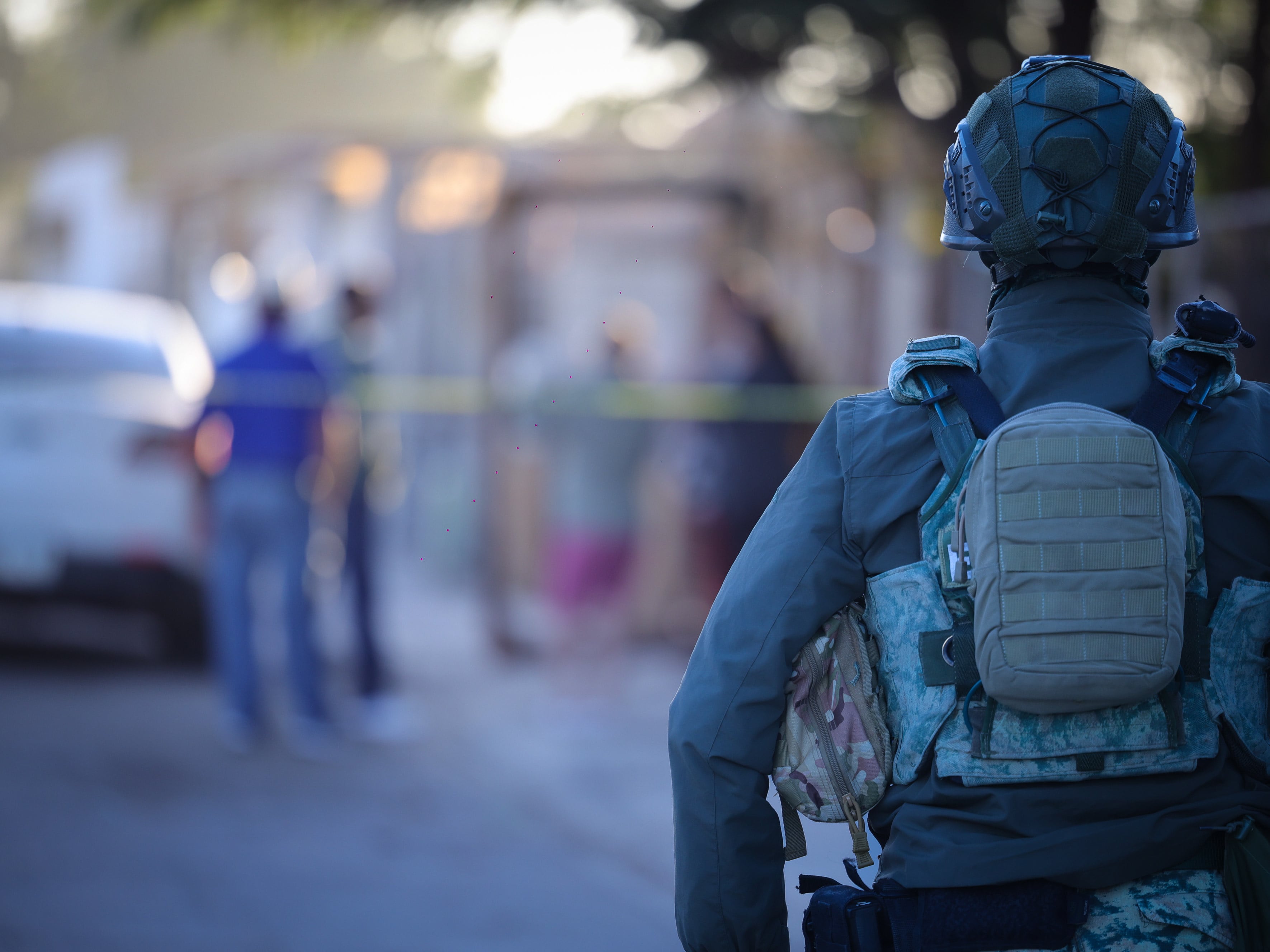 Mañana de terror. El 31 de octubre, un militar custodiaba la escena del crimen, donde una mujer fue asesinada violentamente por su pareja sentimental (Foto: Juan J. Morales)