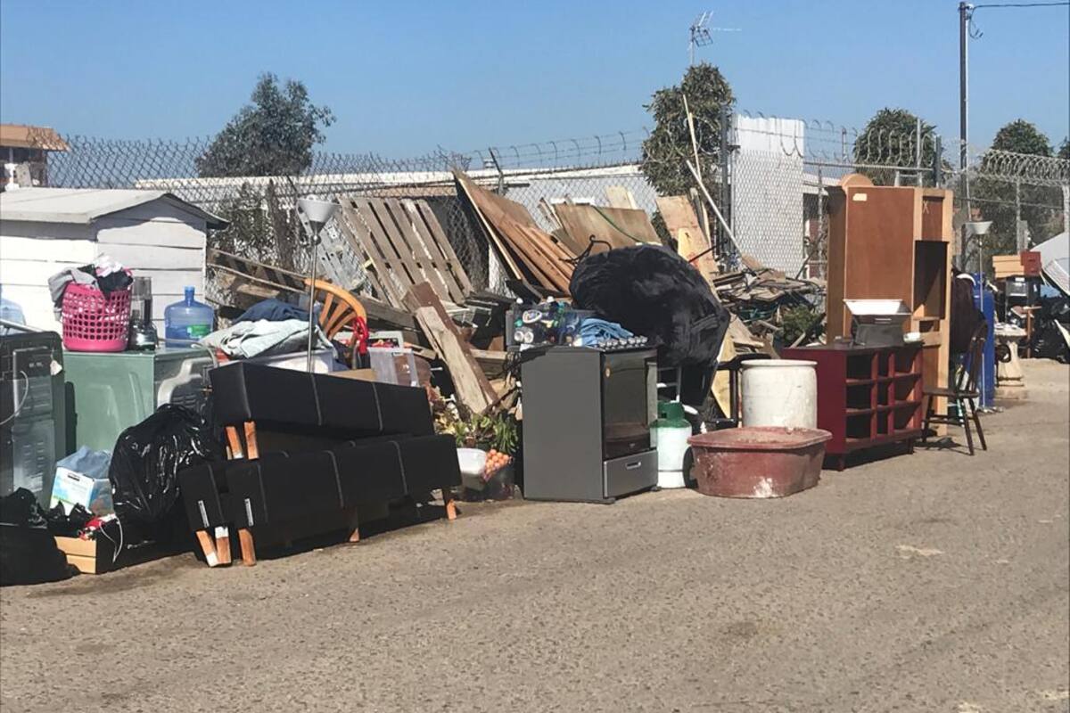 Desalojan a familias de Plaza San Fernando en Rosarito