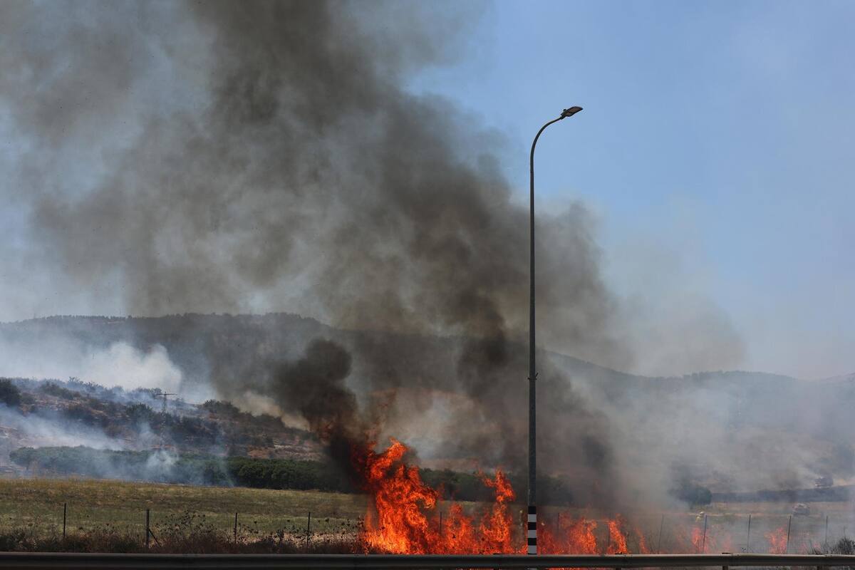 El humo se eleva de un incendio que estalló debido a proyectiles disparados desde el sur del Líbano, en Ayelet HaShahar, Alta Galilea, norte de Israel, el 17 de agosto de 2024. El ejército israelí informó que se identificaron aproximadamente 55 proyectiles que cruzaban desde el Líbano, algunos de los cuales cayeron al aire libre. áreas. | EFE