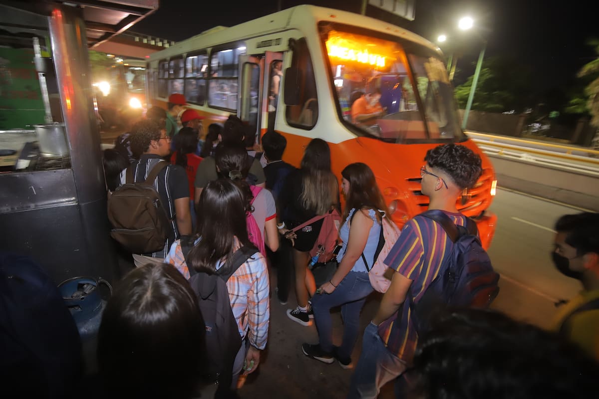 Tiempos de espera no mejoran: Estudiantes enfrentan dificultades por camiones llenos en Hermosillo