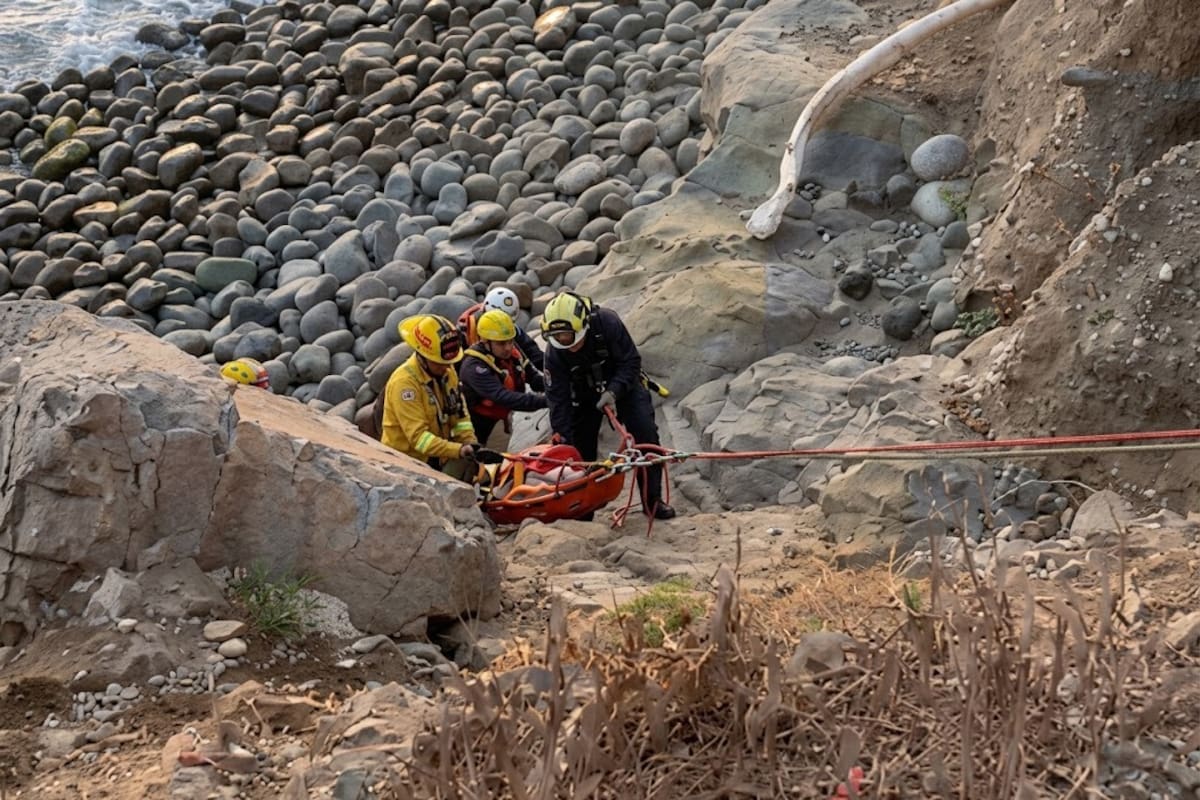 Bomberos rescatan a hombre en zona costera de riesgo en El Sauzal