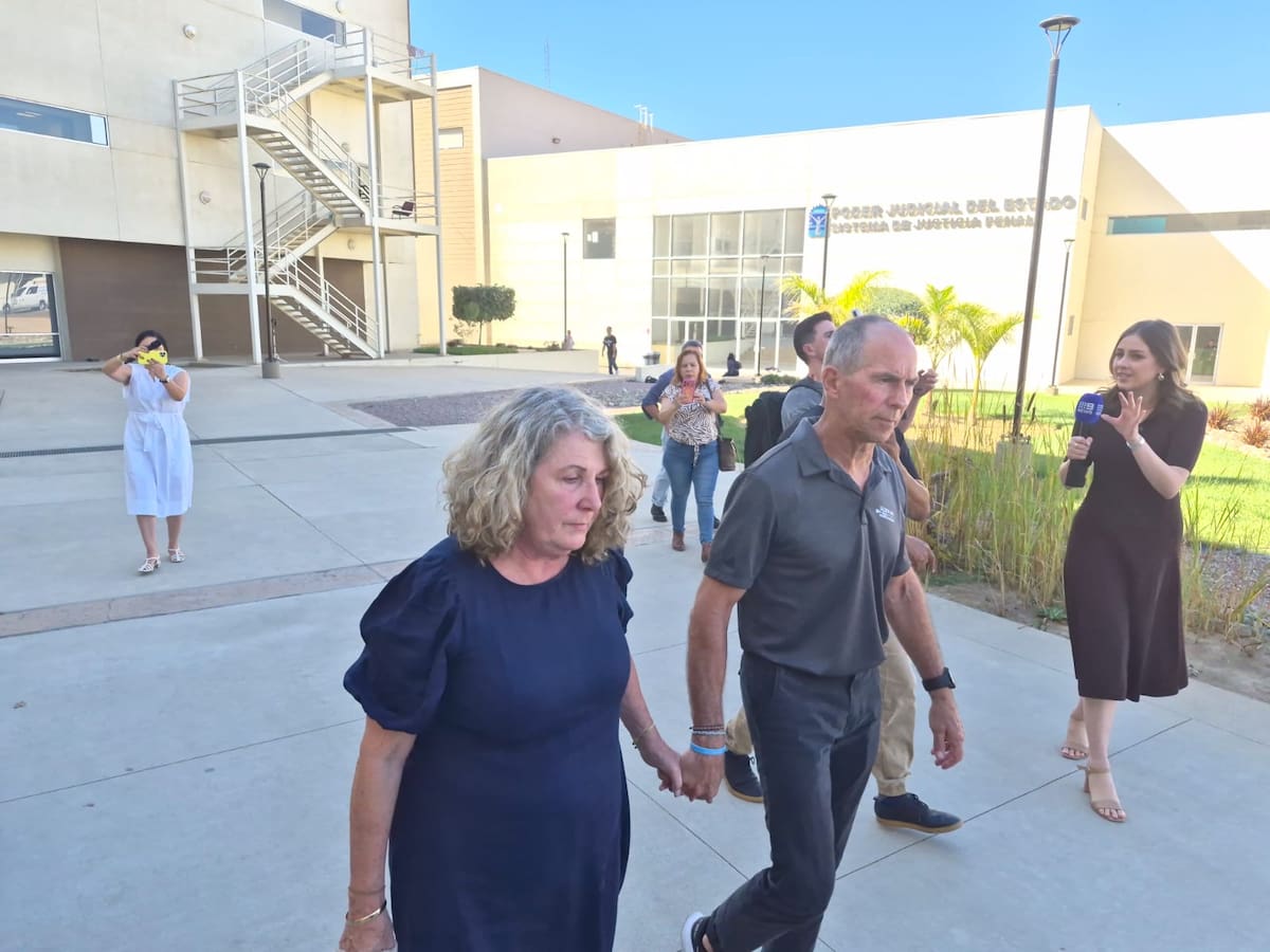 Debra y Martin Robinson, padres de los surfistas australianos Callum y Jake Robinson, esperan que la sentencia contra los responsables de sus asesinatos contribuya a evitar nuevas tragedias. Foto: Cortesía