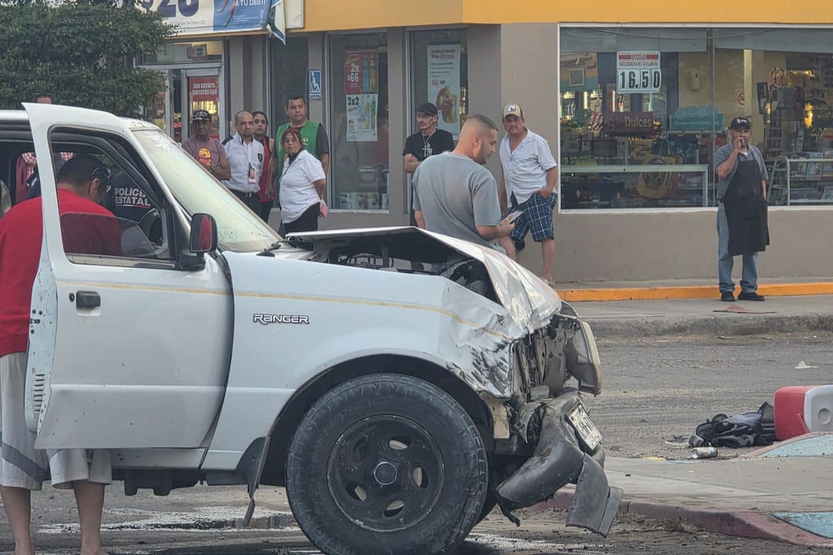 Choque tras presunta persecución deja lesionados y detenidos en SLRC