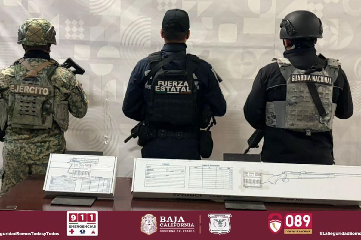 Encuentran carro abandonado con armas en Tecate