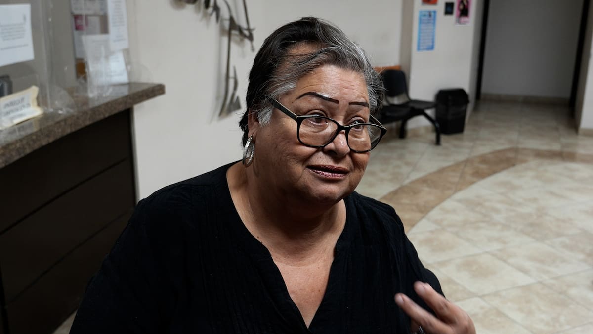 La madre de Daryela, asesinada por su pareja sentimental, da declaraciones a medios a la salida de la audiencia en la que se determinó la culpabilidad de Honorio. (Foto: Arturo Ceceña)