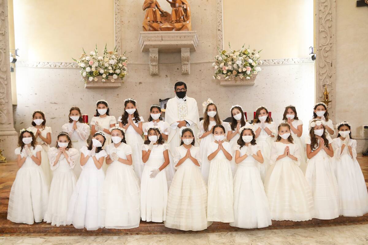 Reciben la eucaristía en la iglesia de la Santísima Trinidad