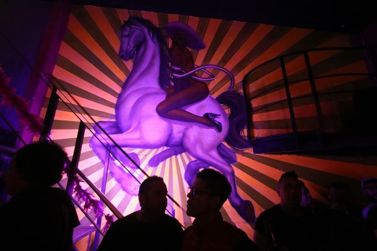 Pintura de Zapata desnudo aparece en mural del bar gay "El Marrakech Salón"