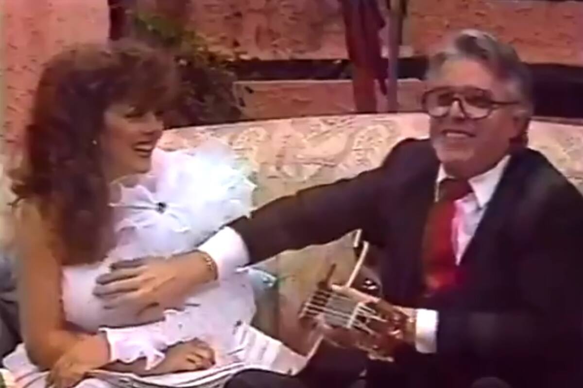 VIDEO: Enrique Guzmán le toca los pechos a Verónica Castro en transmisión en vivo