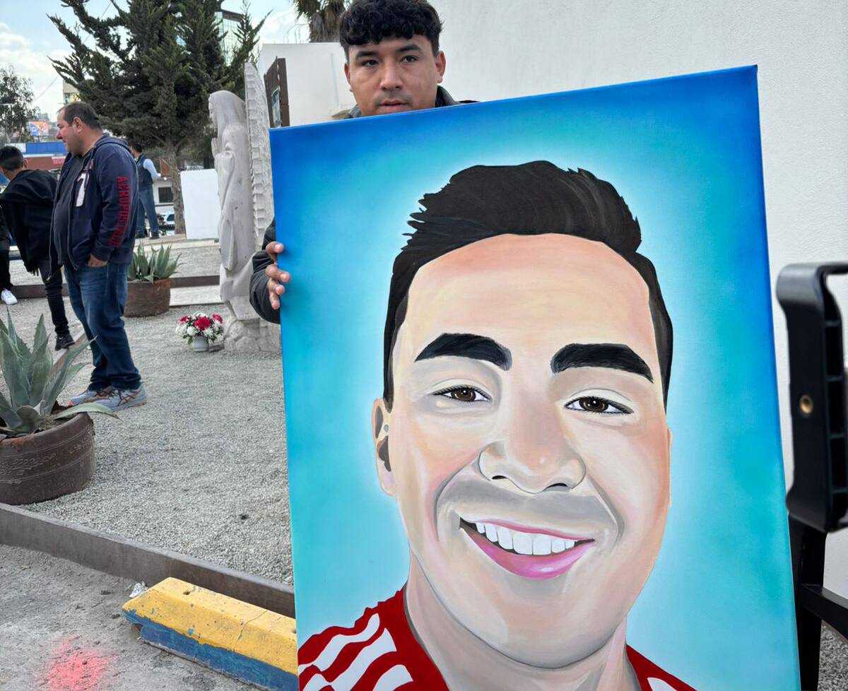 Familiares, amigos y miembros del colectivo "Todos somos Erick Carrillo" acudieron a darle el último adiós.