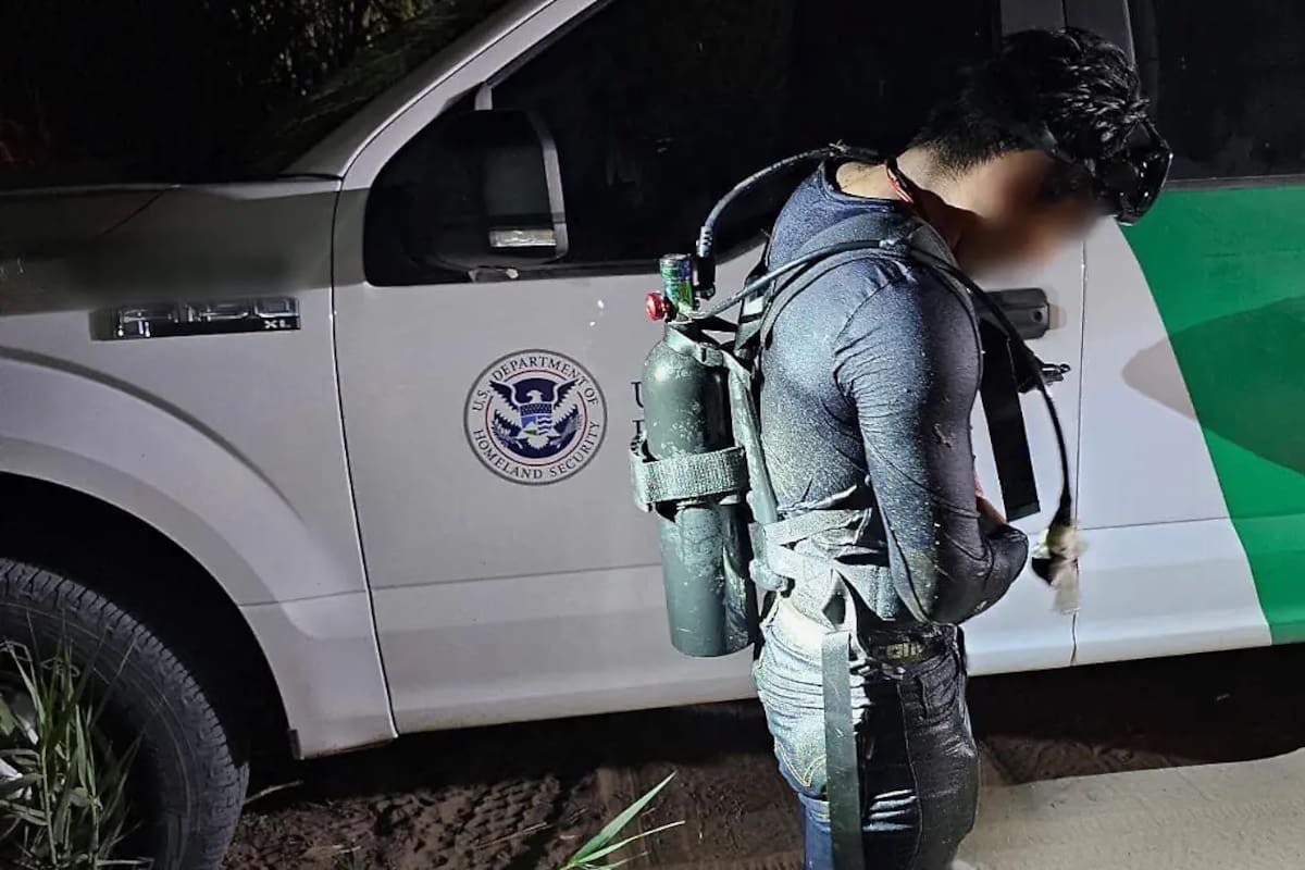 Rescatan a migrante atrapado en la maleza del río Colorado