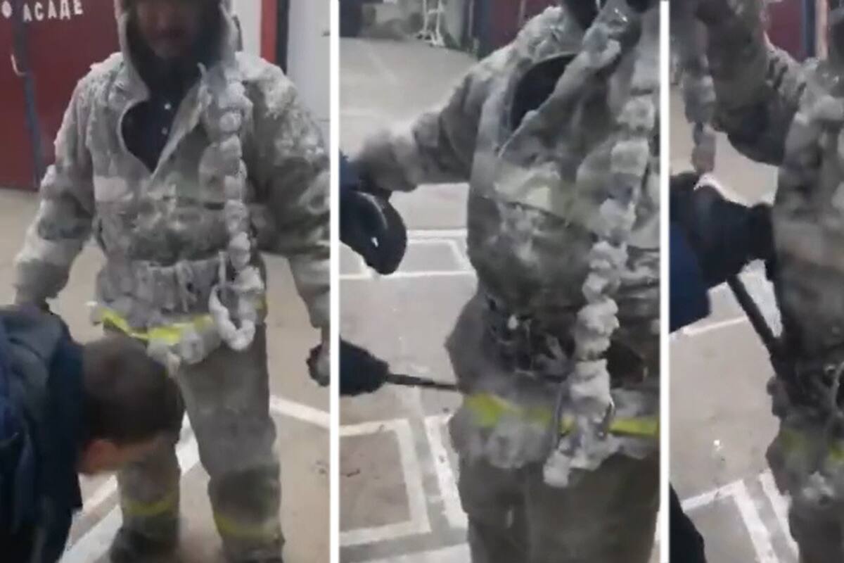 Bomberos rusos acaban cubiertos de hielo tras apagar un incendio a 54 grados bajo cero