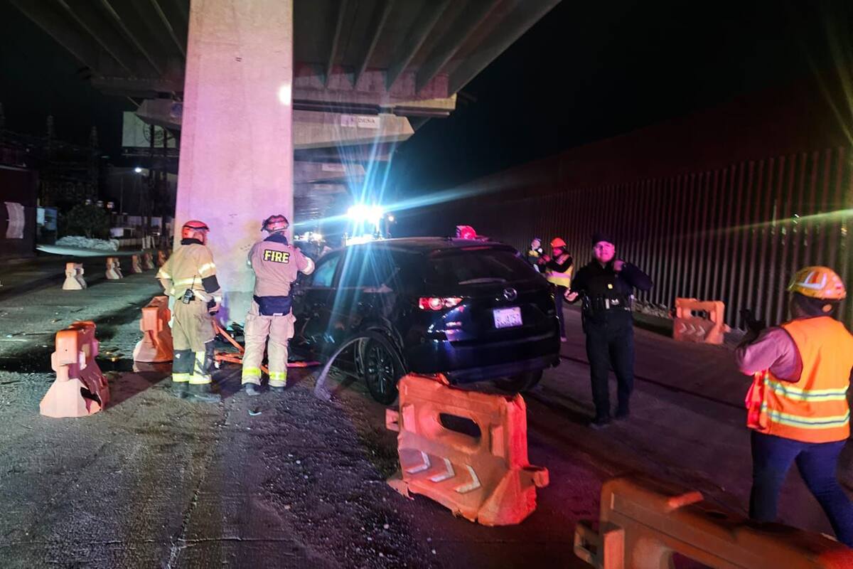 Muere mujer al impactar vehículo contra pilar del Viaducto Elevado