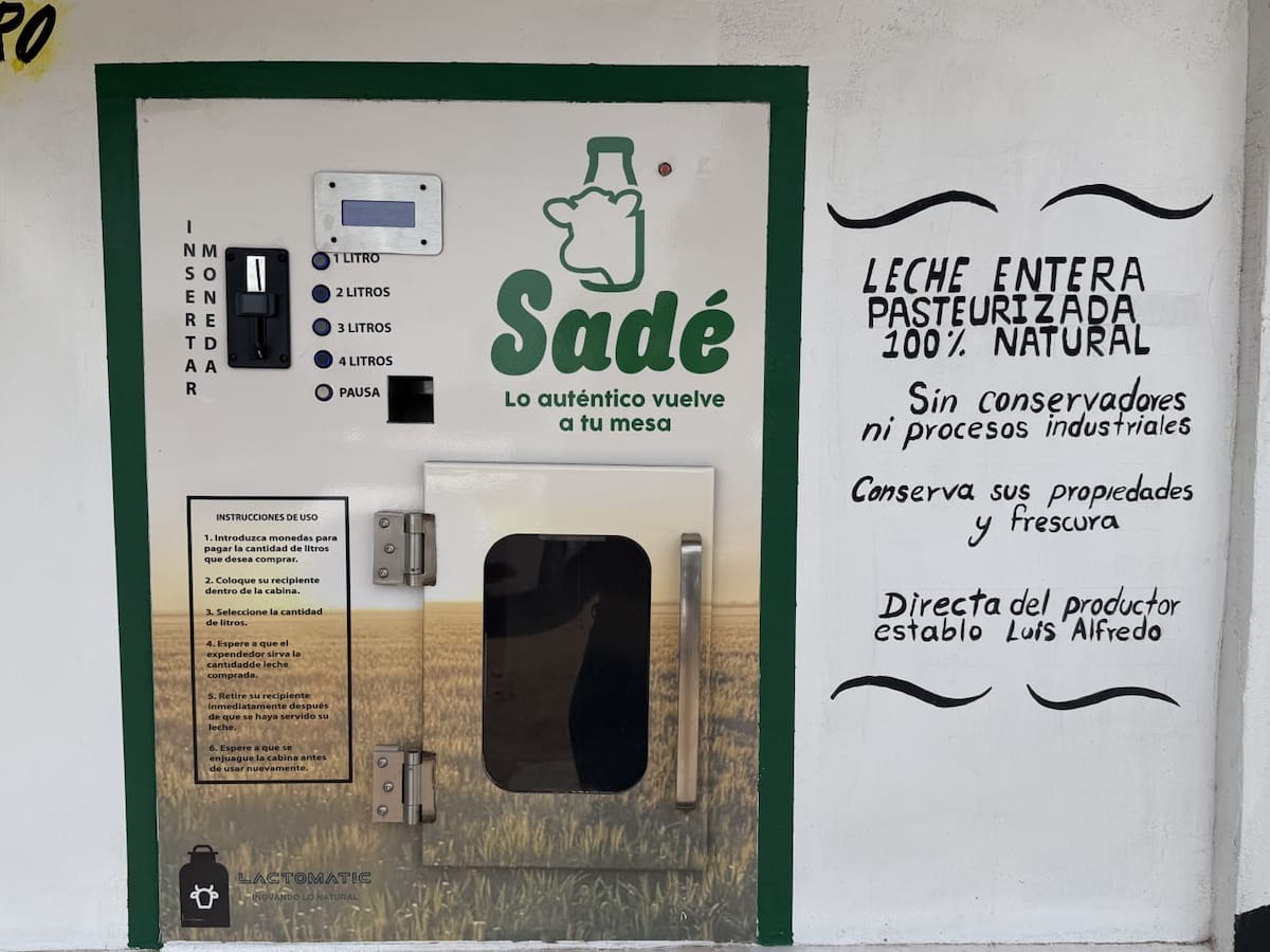 El expendio Sadé permite a consumidores de Pueblo Yaqui comprar leche pasteurizada por autoservicio a 25 pesos el litro.