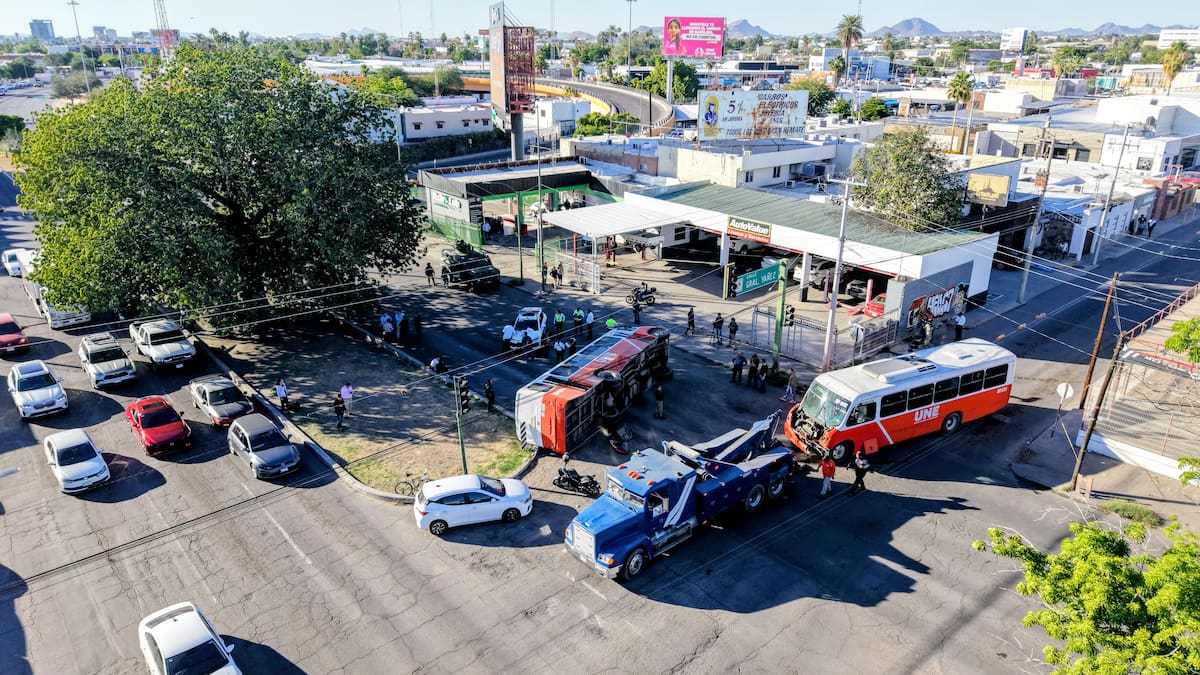 Choque y volcadura de camiones en Hermosillo fue provocado por pasarse el semáforo en rojo: pasajeros relatan cómo vivieron el accidente