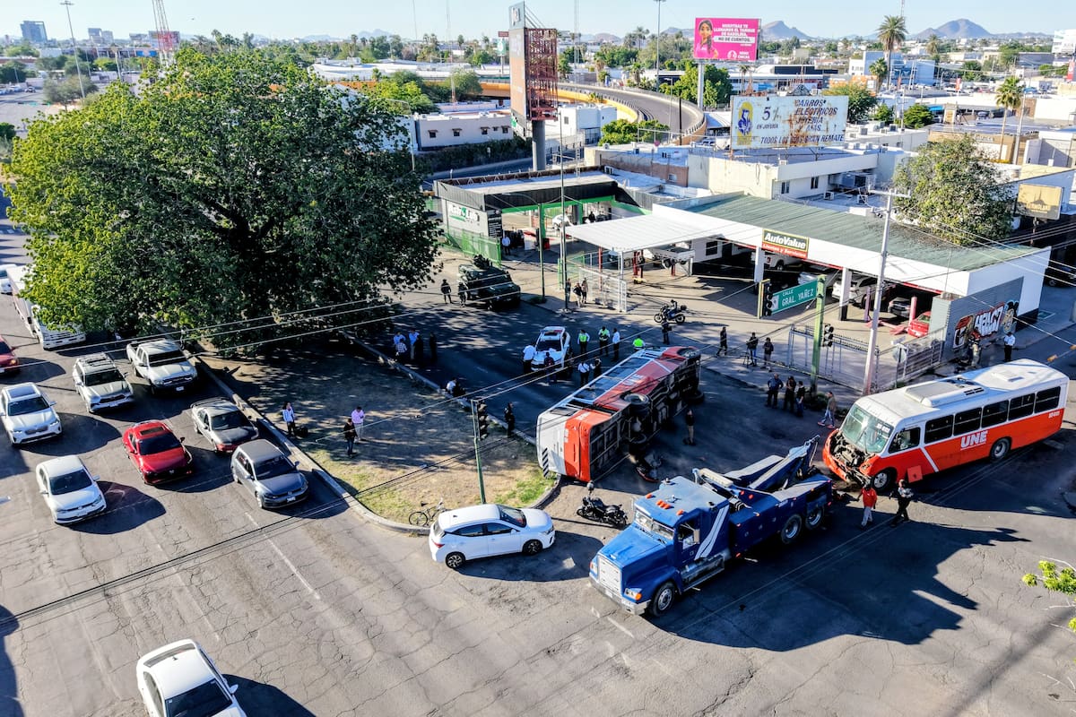 Choque y volcadura de camiones en Hermosillo fue provocado por pasarse el semáforo en rojo: pasajeros relatan cómo vivieron el accidente