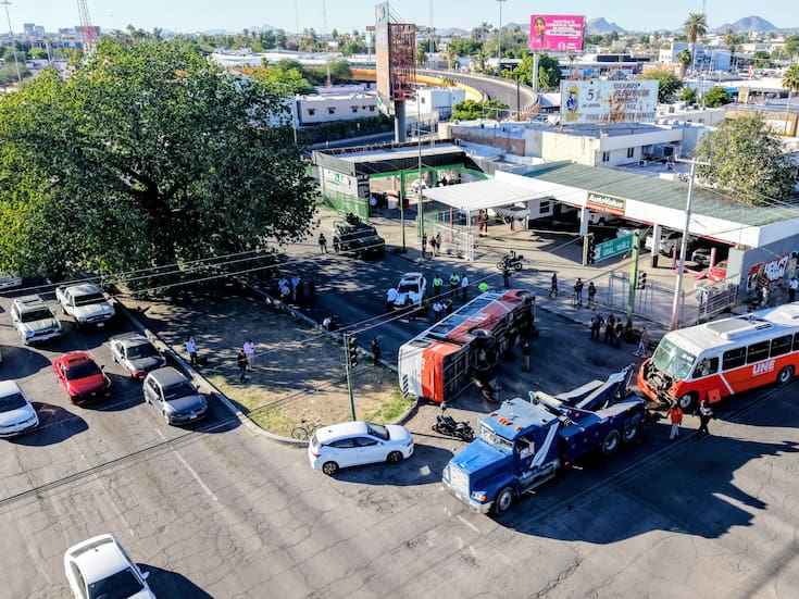 Choque y volcadura de camiones en Hermosillo fue provocado por pasarse el semáforo en rojo: pasajeros relatan cómo vivieron el accidente